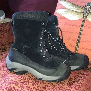 Keens : woman’s boots : suede : US size 8